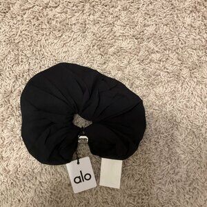 Alo Yoga Bead It Oversized Scrunchie. Black.